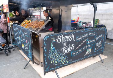 Londra, İngiltere. 7 Mayıs 2022. Londra, Trafalgar Meydanı 'ndaki meydanda bayramı market tezgahlarıyla kutluyor. Benzersiz kültürel olay, İslam 'ın kutsal oruç ayı Ramazan' ın sona erdiğini gösteriyor..