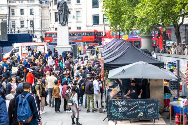 Londra, İngiltere. 7 Mayıs 2022. Londra, Trafalgar Meydanı 'ndaki meydanda bayramı market tezgahlarıyla kutluyor. Benzersiz kültürel olay, İslam 'ın kutsal oruç ayı Ramazan' ın sona erdiğini gösteriyor..