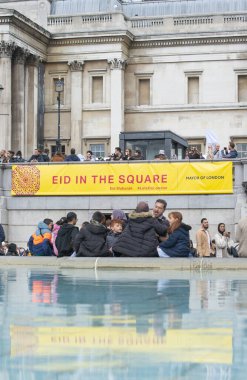 Londra, İngiltere. 7 Mayıs 2022. Londra Trafalgar Meydanı 'ndaki Ramazan Bayramı' nı kutluyor. İslam 'ın kutsal oruç ayı Ramazan' ın sonunu simgeleyen eşsiz kültürel olay.