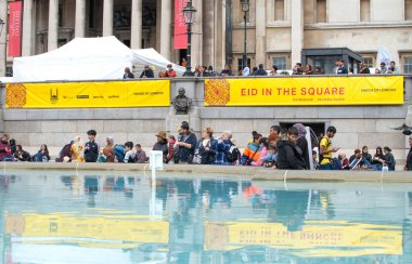 Londra, İngiltere. 7 Mayıs 2022. Londra Trafalgar Meydanı 'ndaki Ramazan Bayramı' nı kutluyor. İslam 'ın kutsal oruç ayı Ramazan' ın sonunu simgeleyen eşsiz kültürel olay.