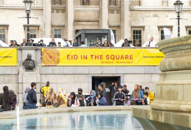 Londra, İngiltere. 7 Mayıs 2022. Londra Trafalgar Meydanı 'ndaki Ramazan Bayramı' nı kutluyor. İslam 'ın kutsal oruç ayı Ramazan' ın sonunu simgeleyen eşsiz kültürel olay.