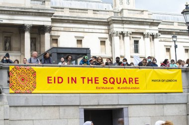 Londra, İngiltere. 7 Mayıs 2022. Londra Trafalgar Meydanı 'ndaki Ramazan Bayramı' nı kutluyor. İslam 'ın kutsal oruç ayı Ramazan' ın sonunu simgeleyen eşsiz kültürel olay.
