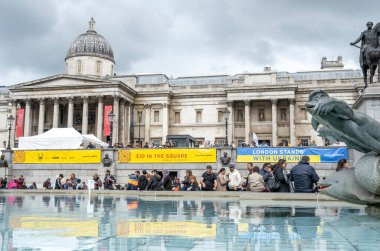 Londra, İngiltere. 7 Mayıs 2022. Londra Trafalgar Meydanı 'ndaki Ramazan Bayramı' nı kutluyor. İslam 'ın kutsal oruç ayı Ramazan' ın sonunu simgeleyen eşsiz kültürel olay.