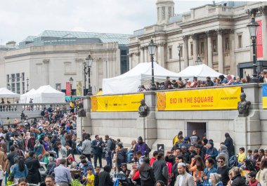 Londra, İngiltere. 7 Mayıs 2022. Londra Trafalgar Meydanı 'ndaki Ramazan Bayramı' nı kutluyor. İslam 'ın kutsal oruç ayı Ramazan' ın sonunu simgeleyen eşsiz kültürel olay.