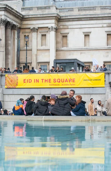 Londra, İngiltere. 7 Mayıs 2022. Londra Trafalgar Meydanı 'ndaki Ramazan Bayramı' nı kutluyor. İslam 'ın kutsal oruç ayı Ramazan' ın sonunu simgeleyen eşsiz kültürel olay.