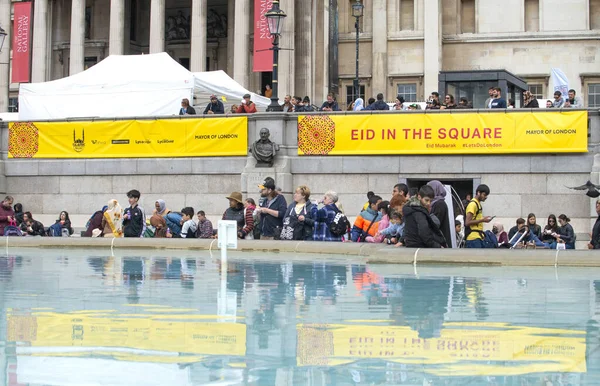 Londra, İngiltere. 7 Mayıs 2022. Londra Trafalgar Meydanı 'ndaki Ramazan Bayramı' nı kutluyor. İslam 'ın kutsal oruç ayı Ramazan' ın sonunu simgeleyen eşsiz kültürel olay.