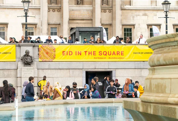 Londra, İngiltere. 7 Mayıs 2022. Londra Trafalgar Meydanı 'ndaki Ramazan Bayramı' nı kutluyor. İslam 'ın kutsal oruç ayı Ramazan' ın sonunu simgeleyen eşsiz kültürel olay.