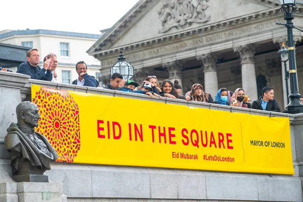 Londra, İngiltere. 7 Mayıs 2022. Londra Trafalgar Meydanı 'ndaki Ramazan Bayramı' nı kutluyor. İslam 'ın kutsal oruç ayı Ramazan' ın sonunu simgeleyen eşsiz kültürel olay.