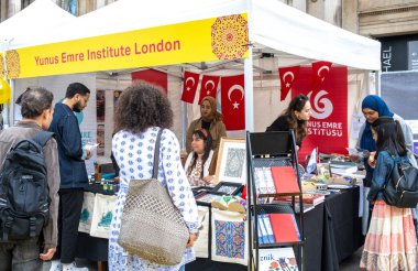Londra, İngiltere. 7 Mayıs 2022. Londra, Trafalgar Meydanı 'ndaki Ramazan Bayramı' nı etkinlikler ve tüccar tezgahlarıyla kutluyor. Kültürel etkinlik, İslam 'ın kutsal oruç ayı Ramazan' ın sona erişini simgeliyor..