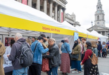 Londra, İngiltere. 7 Mayıs 2022. Londra, Trafalgar Meydanı 'ndaki Ramazan Bayramı' nı etkinlikler ve tüccar tezgahlarıyla kutluyor. Kültürel etkinlik, İslam 'ın kutsal oruç ayı Ramazan' ın sona erişini simgeliyor..