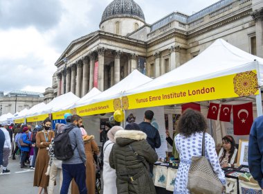 Londra, İngiltere. 7 Mayıs 2022. Londra, Trafalgar Meydanı 'ndaki Ramazan Bayramı' nı etkinlikler ve tüccar tezgahlarıyla kutluyor. Kültürel etkinlik, İslam 'ın kutsal oruç ayı Ramazan' ın sona erişini simgeliyor..