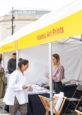 Londra, İngiltere. 7 Mayıs 2022. Londra, Trafalgar Meydanı 'ndaki Ramazan Bayramı' nı etkinlikler ve tüccar tezgahlarıyla kutluyor. Kültürel etkinlik, İslam 'ın kutsal oruç ayı Ramazan' ın sona erişini simgeliyor..