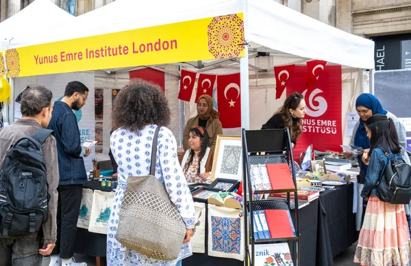 Londra, İngiltere. 7 Mayıs 2022. Londra, Trafalgar Meydanı 'ndaki Ramazan Bayramı' nı etkinlikler ve tüccar tezgahlarıyla kutluyor. Kültürel etkinlik, İslam 'ın kutsal oruç ayı Ramazan' ın sona erişini simgeliyor..