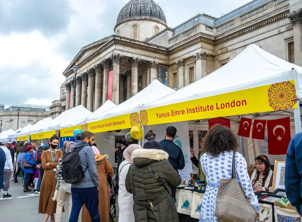 Londra, İngiltere. 7 Mayıs 2022. Londra, Trafalgar Meydanı 'ndaki Ramazan Bayramı' nı etkinlikler ve tüccar tezgahlarıyla kutluyor. Kültürel etkinlik, İslam 'ın kutsal oruç ayı Ramazan' ın sona erişini simgeliyor..