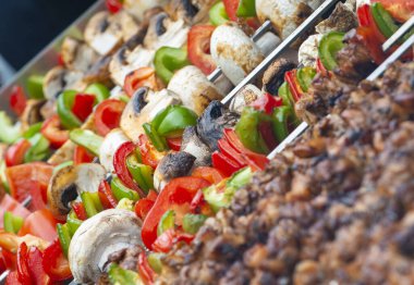 Şiş et ve sebzeler kızartılıyor..