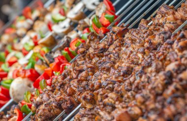 Şiş et ve sebzeler kızartılıyor..