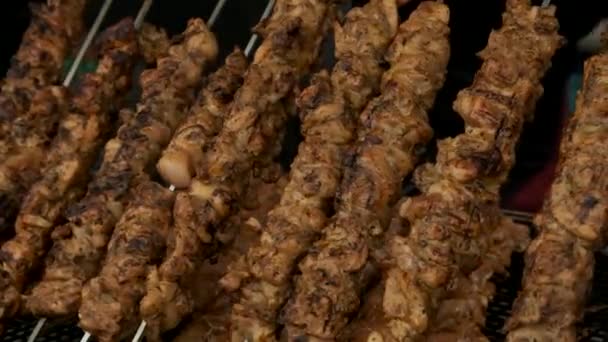 Угловой Вид Нарезанное Мясо Приготовления Кебабов Приготовленный Гриле Открытом Воздухе — стоковое видео