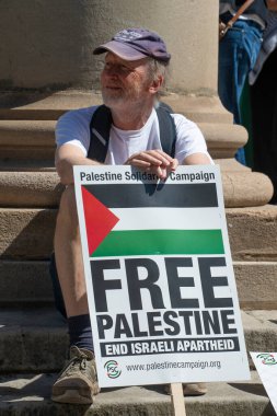 Londra, İngiltere. 14 Mayıs 2022. Nihai Irkçılık 'taki protestocu - Özgür Filistin yürüyüşü, Nakba' nın 74 yılını protesto etmek için, 1948 'de binlerce Filistinli İsrail' in kurulmasıyla yerlerinden edildi..