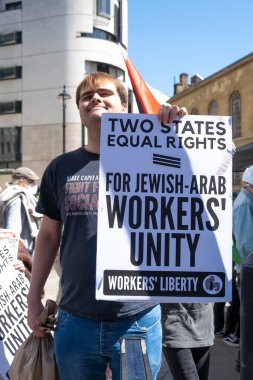 Londra, İngiltere. 14 Mayıs 2022. Nihai Irkçılık 'taki protestocu - Özgür Filistin yürüyüşü, Nakba' nın 74 yılını protesto etmek için, 1948 'de binlerce Filistinli İsrail' in kurulmasıyla yerlerinden edildi..