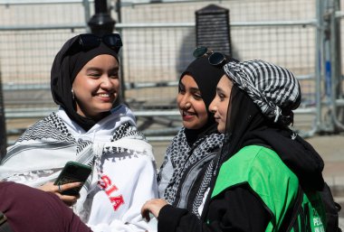 Londra, İngiltere. 14 Mayıs 2022. Nihai Irkçılık 'taki protestocular - Özgür Filistin yürüyüşü, Nakba' nın 74 yılını protesto etmek için, 1948 'de binlerce Filistinli İsrail' in kurulmasıyla yerlerinden edildi..