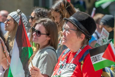 Londra, İngiltere. 14 Mayıs 2022. Nihai Irkçılık 'taki protestocular - Özgür Filistin yürüyüşü, Nakba' nın 74 yılını protesto etmek için, 1948 'de binlerce Filistinli İsrail' in kurulmasıyla yerlerinden edildi..