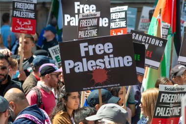 Londra, İngiltere. 14 Mayıs 2022. Nihai Irkçılık 'taki protestocular - Özgür Filistin yürüyüşü, Nakba' nın 74 yılını protesto etmek için, 1948 'de binlerce Filistinli İsrail' in kurulmasıyla yerlerinden edildi..