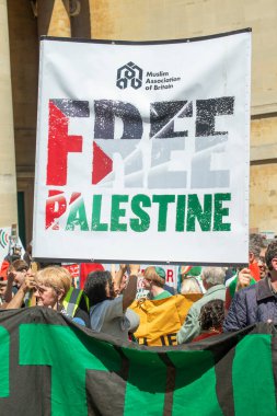 Londra, İngiltere. 14 Mayıs 2022. Nihai Irkçılık 'taki protestocular - Özgür Filistin yürüyüşü, Nakba' nın 74 yılını protesto etmek için, 1948 'de binlerce Filistinli İsrail' in kurulmasıyla yerlerinden edildi..