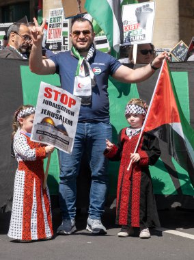 Londra, İngiltere. 14 Mayıs 2022. Nihai Irkçılık 'taki protestocular - Özgür Filistin yürüyüşü, Nakba' nın 74 yılını protesto etmek için, 1948 'de binlerce Filistinli İsrail' in kurulmasıyla yerlerinden edildi..