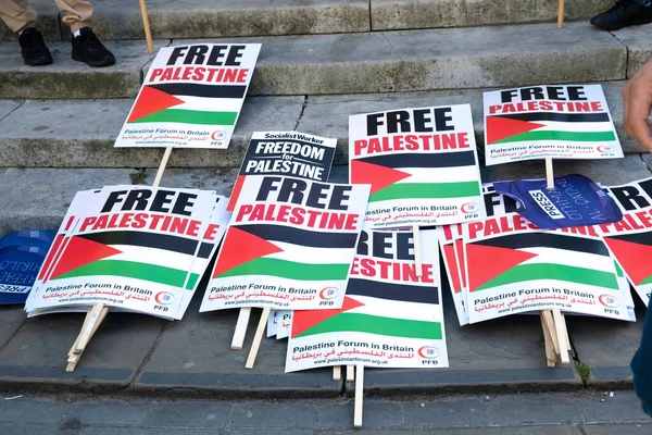 Londra, İngiltere. 14 Mayıs 2022. Nihai Irkçılık Kampanyası - Özgür Filistin yürüyüşü, Nakba 'nın 74 yılını protesto etmek için, 1948' de binlerce Filistinli İsrail 'in kurulmasıyla yerlerinden edildi..