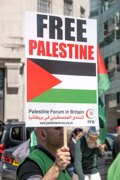 Londra, İngiltere. 14 Mayıs 2022. Nihai Irkçılık Kampanyası - Özgür Filistin yürüyüşü, Nakba 'nın 74 yılını protesto etmek için, 1948' de binlerce Filistinli İsrail 'in kurulmasıyla yerlerinden edildi..