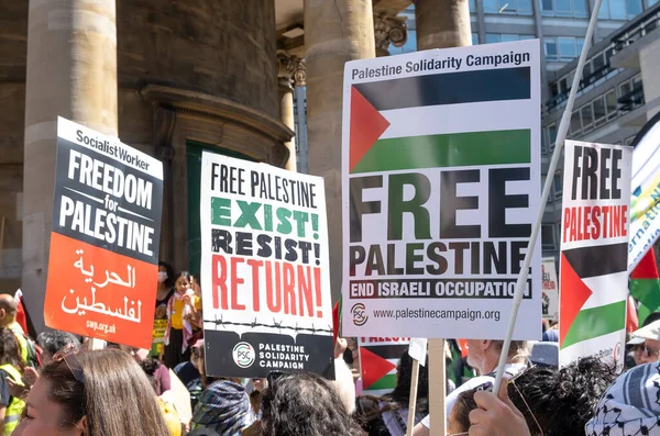 Londra, İngiltere. 14 Mayıs 2022. Nihai Irkçılık Kampanyası - Özgür Filistin yürüyüşü, Nakba 'nın 74 yılını protesto etmek için, 1948' de binlerce Filistinli İsrail 'in kurulmasıyla yerlerinden edildi..