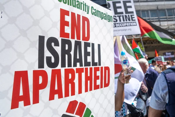 Londra, İngiltere. 14 Mayıs 2022. Nihai Irkçılık Kampanyası - Özgür Filistin yürüyüşü, Nakba 'nın 74 yılını protesto etmek için, 1948' de binlerce Filistinli İsrail 'in kurulmasıyla yerlerinden edildi..