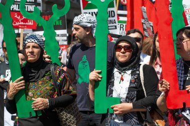 Londra, İngiltere. 14 Mayıs 2022. Protestocular, Londra 'daki Özgür Filistin gösterisinde anahtar tutuyorlar. Anahtarlar, 1948 'den beri İsrail' in Filistin halkından çaldığı evleri simgeliyor..  