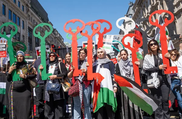 イギリス ロンドン 2022年5月14日 エンド アパルトヘイトの鍵を握る抗議者 ロンドンでの無料パレスチナデモ 鍵は1948年以来イスラエルによってパレスチナ人から盗まれた家を象徴しています — ストック写真