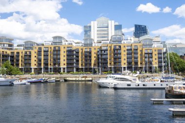 Londra, İngiltere. 11 Haziran 2022. Thames Nehri 'nin kuzey kıyısında yer alan St. Katharine Rıhtımı, Londra' nın tek marinasıdır..