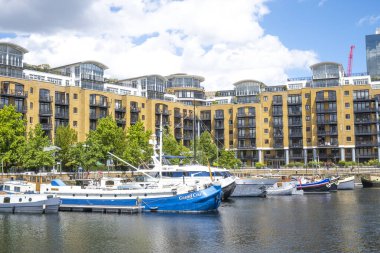 Londra, İngiltere. 11 Haziran 2022. Thames Nehri 'nin kuzey kıyısında yer alan St. Katharine Rıhtımı, Londra' nın tek marinasıdır..