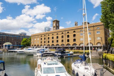 Londra, İngiltere. 11 Haziran 2022. Thames Nehri 'nin kuzey kıyısında yer alan St. Katharine Rıhtımı, Londra' nın tek marinasıdır..