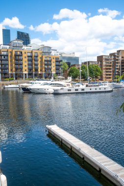 Londra, İngiltere. 11 Haziran 2022. Thames Nehri 'nin kuzey kıyısında yer alan St. Katharine Rıhtımı, Londra' nın tek marinasıdır..