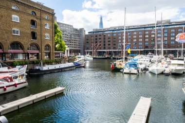 Londra, İngiltere. 11 Haziran 2022. Thames Nehri 'nin kuzey kıyısında yer alan St. Katharine Rıhtımı, Londra' nın tek marinasıdır..