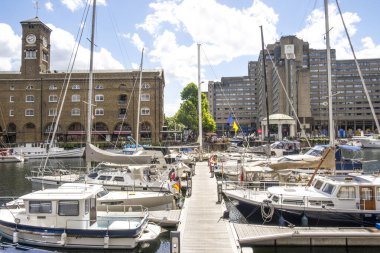 Londra, İngiltere. 11 Haziran 2022. Thames Nehri 'nin kuzey kıyısında yer alan St. Katharine Rıhtımı, Londra' nın tek marinasıdır..