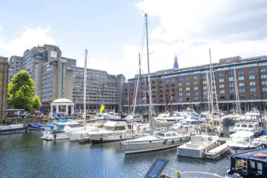 Londra, İngiltere. 11 Haziran 2022. Thames Nehri 'nin kuzey kıyısında yer alan St. Katharine Rıhtımı, Londra' nın tek marinasıdır..
