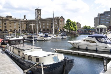 Londra, İngiltere. 11 Haziran 2022. Thames Nehri 'nin kuzey kıyısında yer alan St. Katharine Rıhtımı, Londra' nın tek marinasıdır..