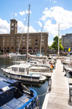 Londra, İngiltere. 11 Haziran 2022. Thames Nehri 'nin kuzey kıyısında yer alan St. Katharine Rıhtımı, Londra' nın tek marinasıdır..