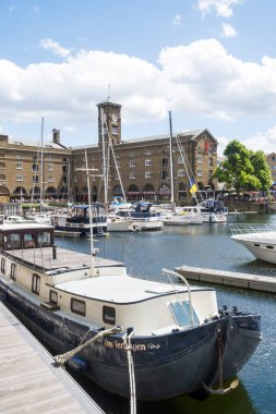 Londra, İngiltere. 11 Haziran 2022. Thames Nehri 'nin kuzey kıyısında yer alan St. Katharine Rıhtımı, Londra' nın tek marinasıdır..