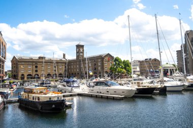 Londra, İngiltere. 11 Haziran 2022. Thames Nehri 'nin kuzey kıyısında yer alan St. Katharine Rıhtımı, Londra' nın tek marinasıdır..