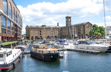 Londra, İngiltere. 11 Haziran 2022. Thames Nehri 'nin kuzey kıyısında yer alan St. Katharine Rıhtımı, Londra' nın tek marinasıdır..