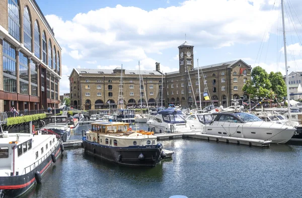 Londra, İngiltere. 11 Haziran 2022. Thames Nehri 'nin kuzey kıyısında yer alan St. Katharine Rıhtımı, Londra' nın tek marinasıdır..