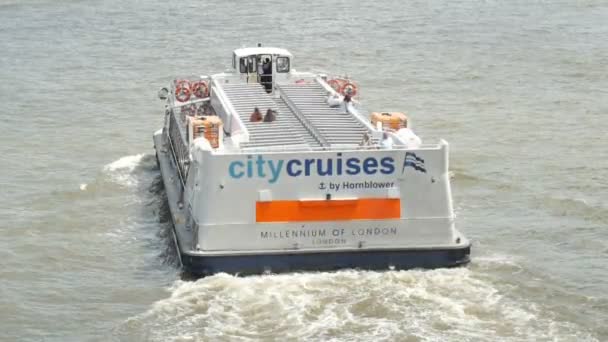 イギリス ロンドン 2022年6月11日 ロンドンのテムズ川を下り北岸に向かう乗客を乗せたシティクルーズボートの高架ビュー — ストック動画