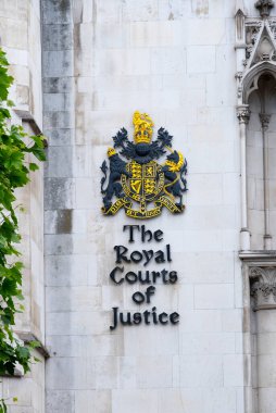 Londra, Birleşik Krallık. 11 Haziran 2022. Strand, Londra 'daki Kraliyet Adalet Divanı için Arma Mantosunun Manzarası.