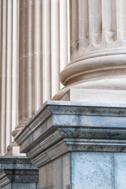 Mimari Yunan - Roma tarzı sütunların yan yana duran dar açılı ve dar açılı görüntüsü.